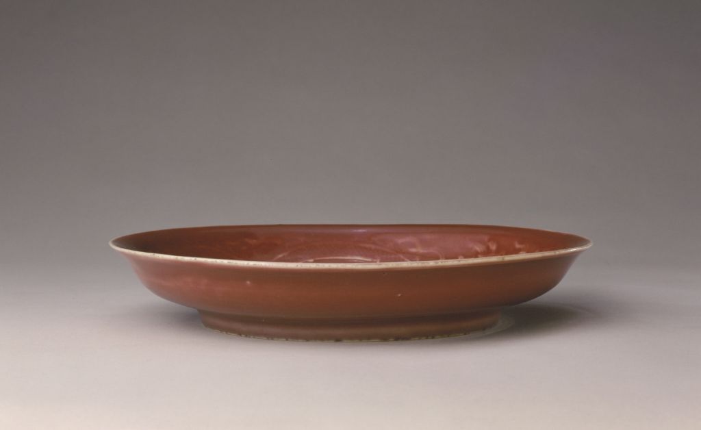 图片[1]-Red-glaze plate with cloud and dragon patterns-China Archive